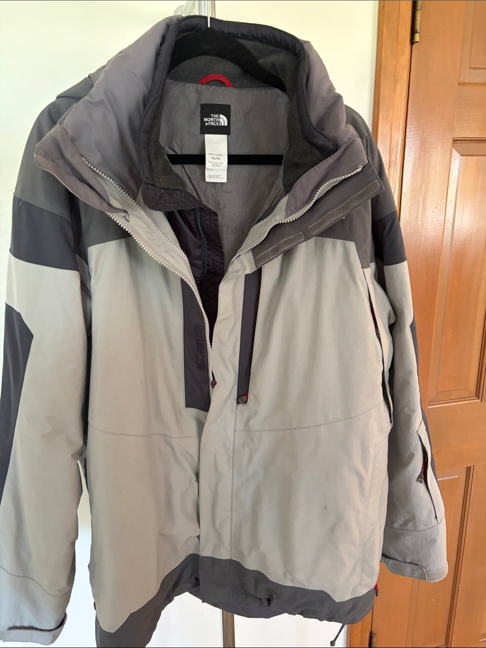 The North Face Men's Light Gray and Dark Gray Ski Jacket